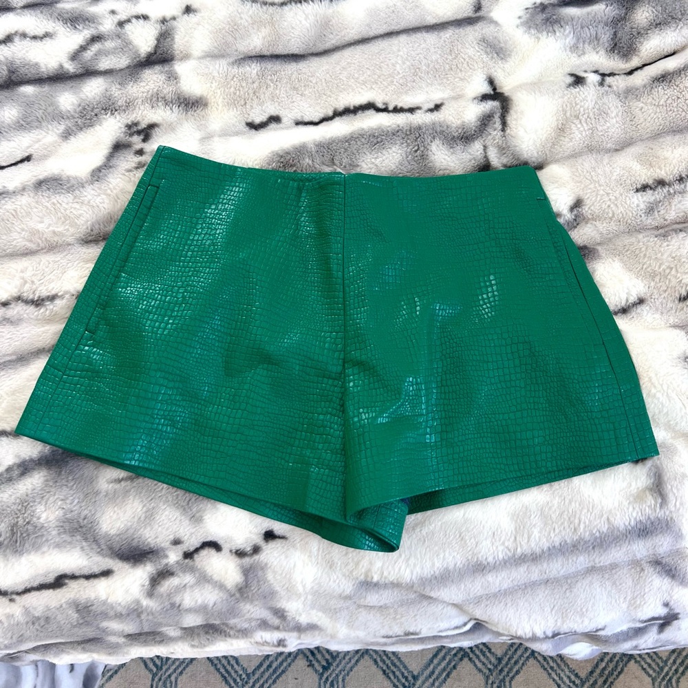 NWT’s Alice + Olivia green vegan leather croc shorts